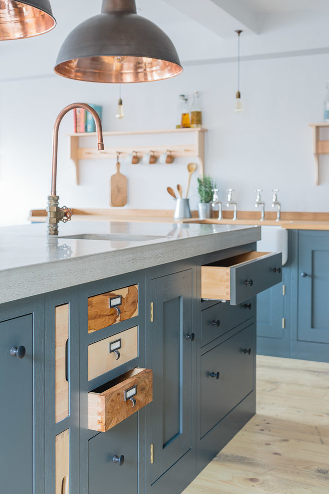 Idee per una cucina di medie dimensioni con lavello stile country, ante in stile shaker, ante grigie, top in cemento e parquet chiaro