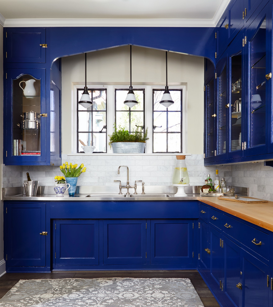 Пример оригинального дизайна: кухня в классическом стиле с синими фасадами