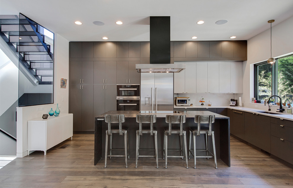 Esempio di una grande cucina moderna con ante lisce, ante grigie, paraspruzzi bianco e elettrodomestici neri