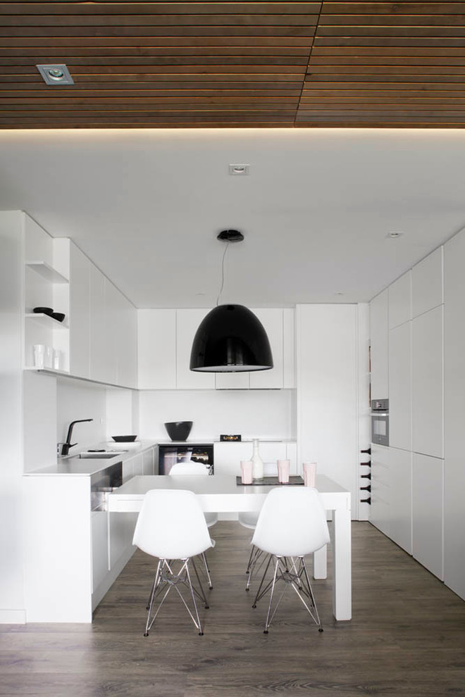 Example of a trendy kitchen design in London