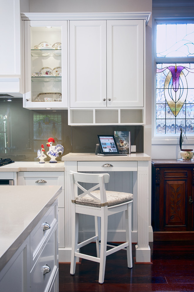 Foto di una cucina chic con ante bianche, top in quarzo composito, paraspruzzi grigio, paraspruzzi con lastra di vetro, ante in stile shaker, top beige e parquet scuro