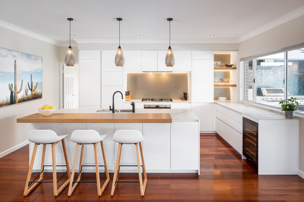 Offene, Mittelgroße Moderne Küche in L-Form mit braunem Holzboden und Kücheninsel in Perth