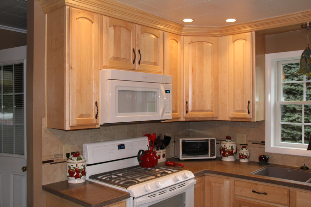 Exempel på ett mellanstort, avskilt klassiskt l-kök, med luckor med upphöjd panel, skåp i ljust trä, bänkskiva i koppar, beige stänkskydd, stänkskydd i keramik, vita vitvaror och en dubbel diskho