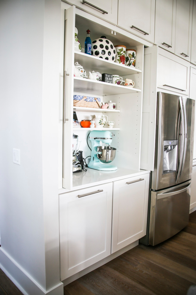 Foto på ett avskilt, mellanstort funkis flerfärgad u-kök, med en enkel diskho, luckor med infälld panel, vita skåp, marmorbänkskiva, grått stänkskydd, stänkskydd i metallkakel, rostfria vitvaror, plywoodgolv, en köksö och brunt golv