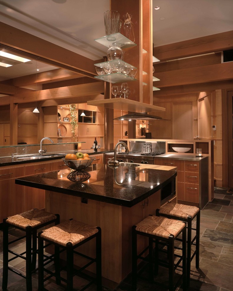На фото: кухня в современном стиле с врезной мойкой, плоскими фасадами, фасадами цвета дерева среднего тона и техникой из нержавеющей стали