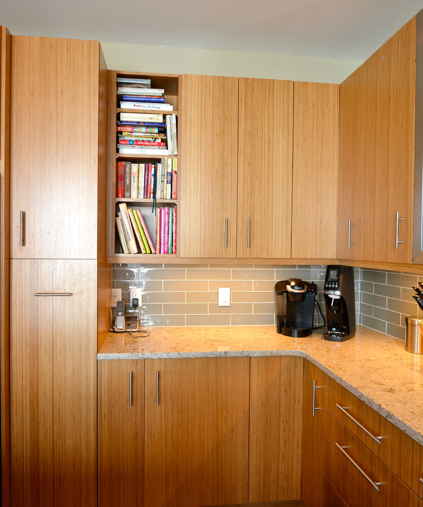 Foto på ett mellanstort funkis kök, med en undermonterad diskho, släta luckor, skåp i ljust trä, bänkskiva i kvarts, grått stänkskydd, stänkskydd i tunnelbanekakel, rostfria vitvaror, mellanmörkt trägolv och en köksö