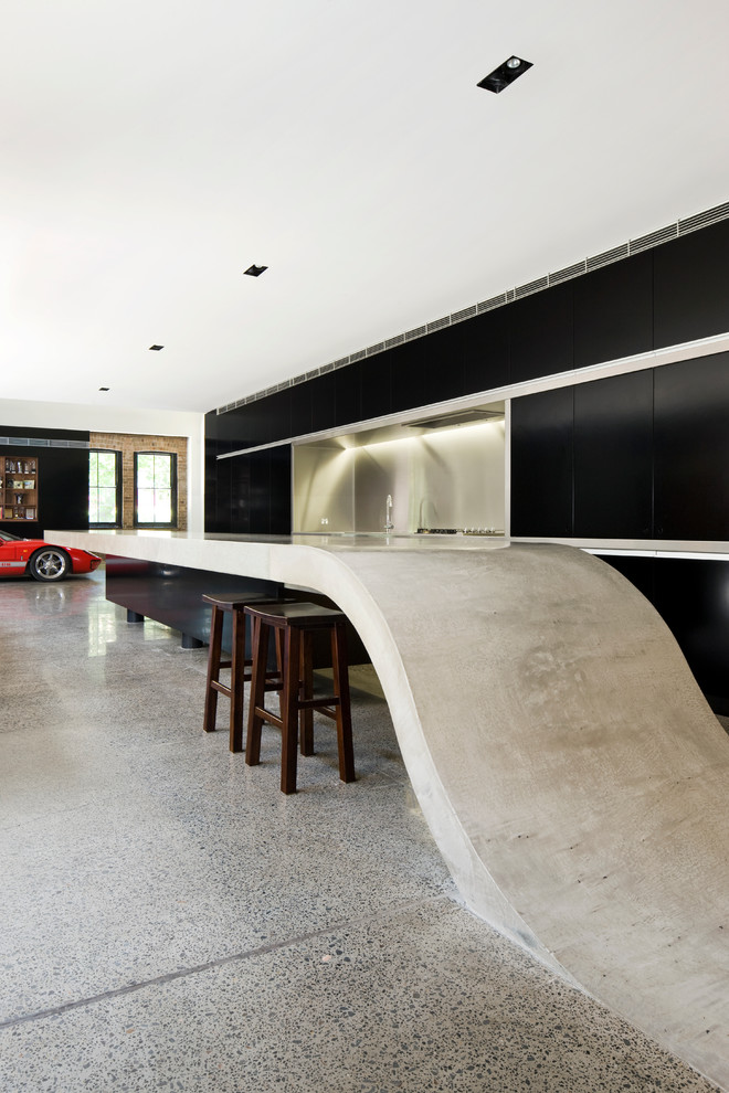 シドニーにある広いコンテンポラリースタイルのおしゃれなキッチン (フラットパネル扉のキャビネット、黒いキャビネット、メタルタイルのキッチンパネル) の写真