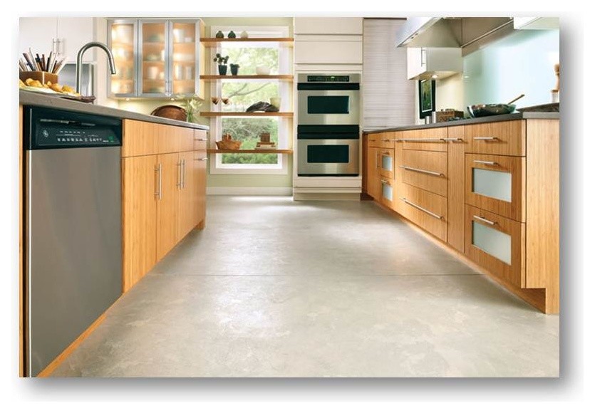 Foto di un cucina con isola centrale minimal con ante lisce, ante in legno chiaro, top in quarzo composito e elettrodomestici in acciaio inossidabile