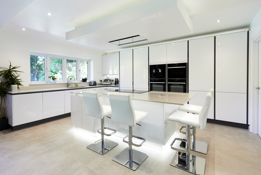 Inspiration for a contemporary kitchen remodel in Buckinghamshire