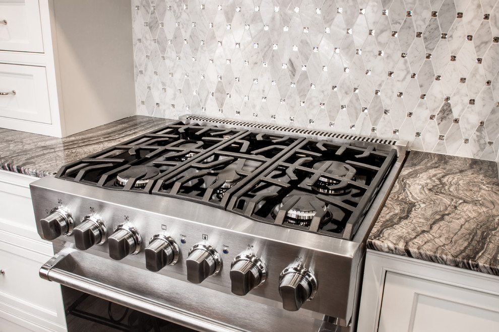 Esempio di una grande cucina moderna con ante con riquadro incassato, ante bianche, top in granito e elettrodomestici in acciaio inossidabile