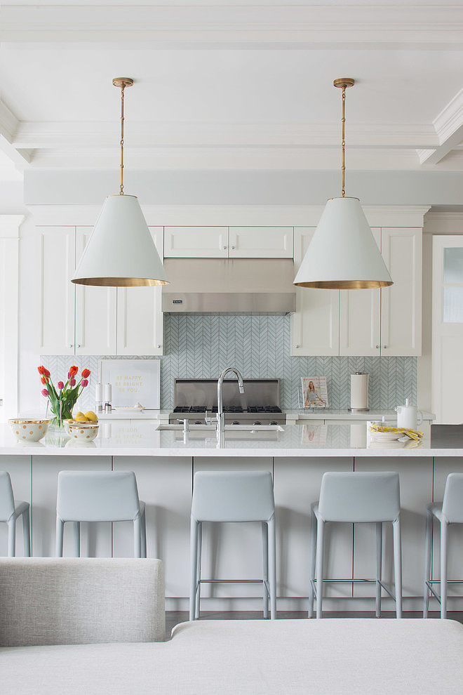 Klassische Küche mit weißen Schränken, Küchenrückwand in Blau und Kücheninsel in Montreal