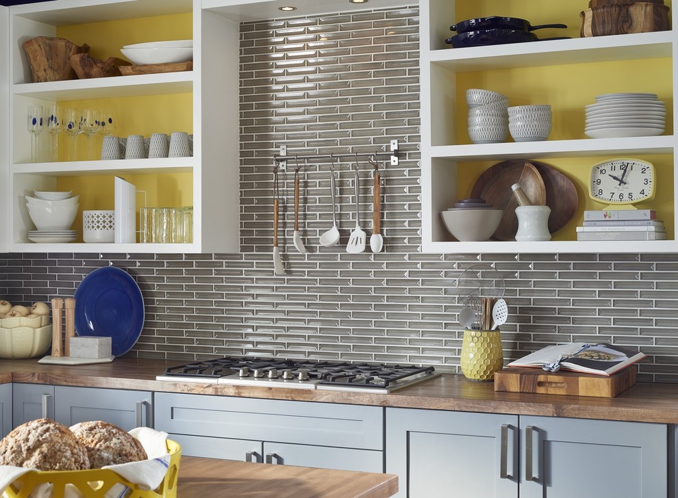 Moderne Küche mit Küchenrückwand in Grau und Rückwand aus Porzellanfliesen in Denver