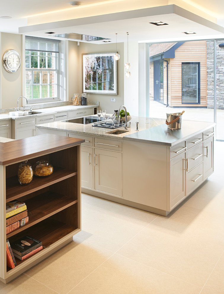 Moderne Wohnküche mit hellen Holzschränken, Granit-Arbeitsplatte und Keramikboden in Essex