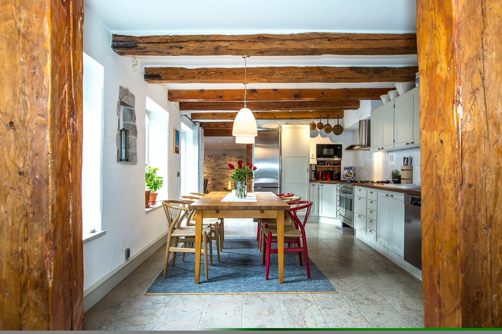 Стильный дизайн: угловая кухня среднего размера в стиле рустика с обеденным столом и фасадами с утопленной филенкой без острова - последний тренд