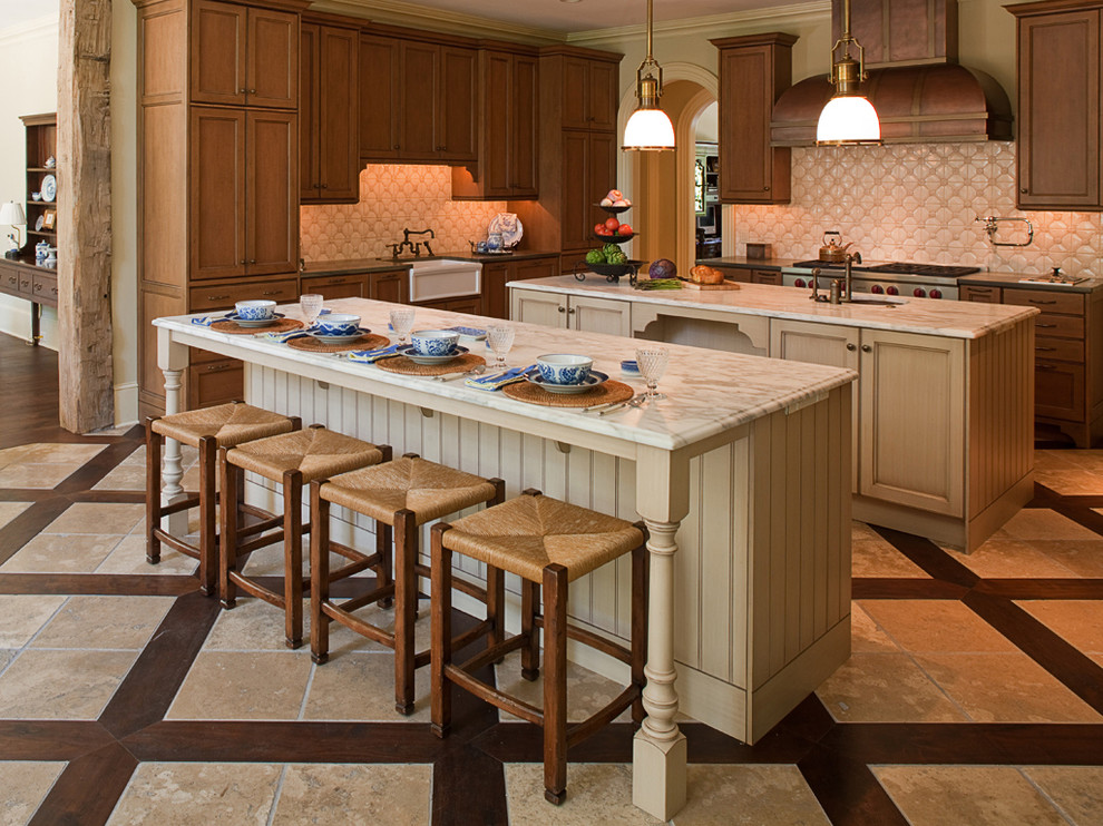 Klassische Küche mit Marmor-Arbeitsplatte, Küchenrückwand in Weiß, Kalkstein und zwei Kücheninseln in Los Angeles