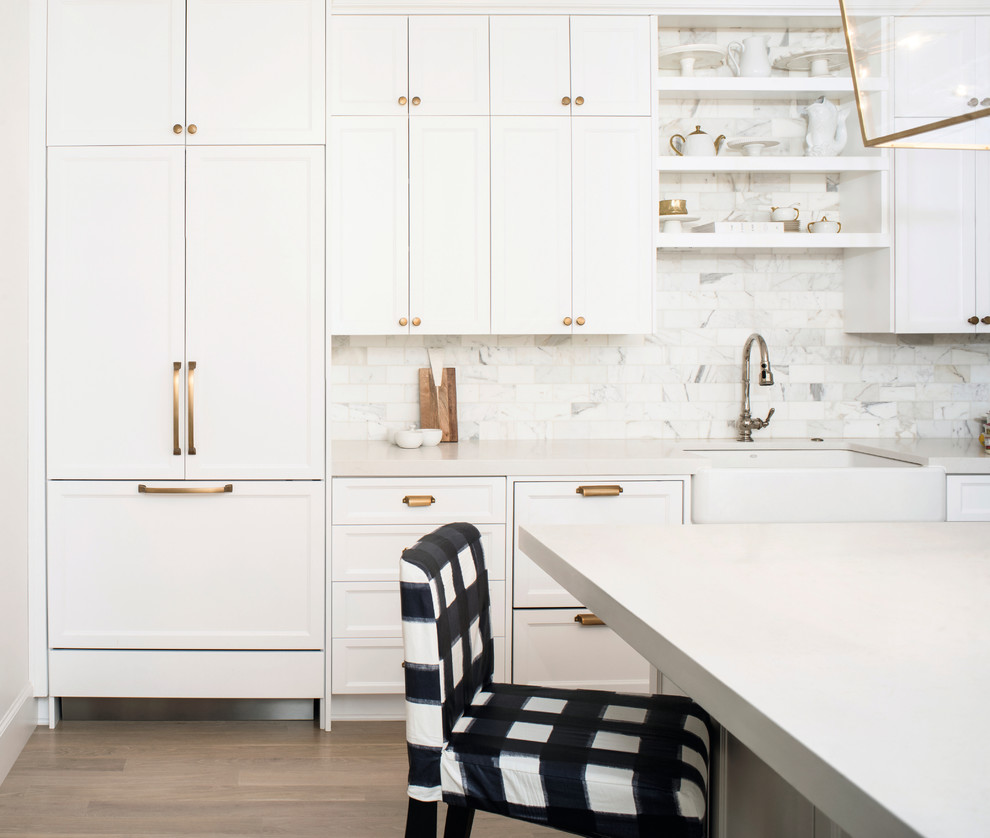 Foto de cocina romántica con puertas de armario blancas y electrodomésticos con paneles