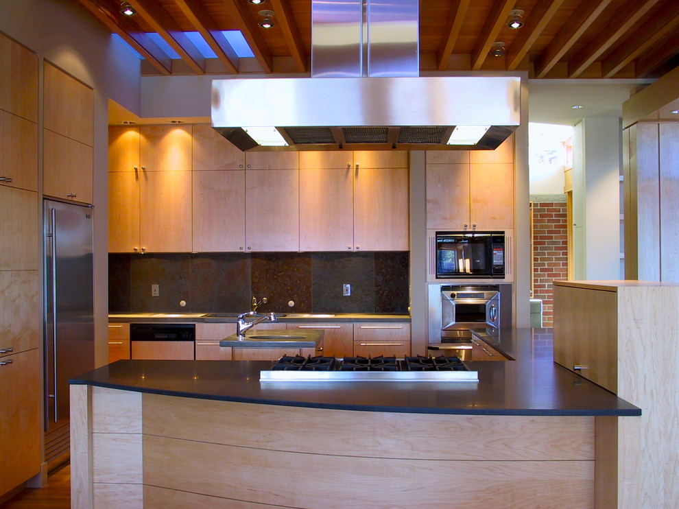 Идея дизайна: кухня в современном стиле с техникой из нержавеющей стали, плоскими фасадами и светлыми деревянными фасадами