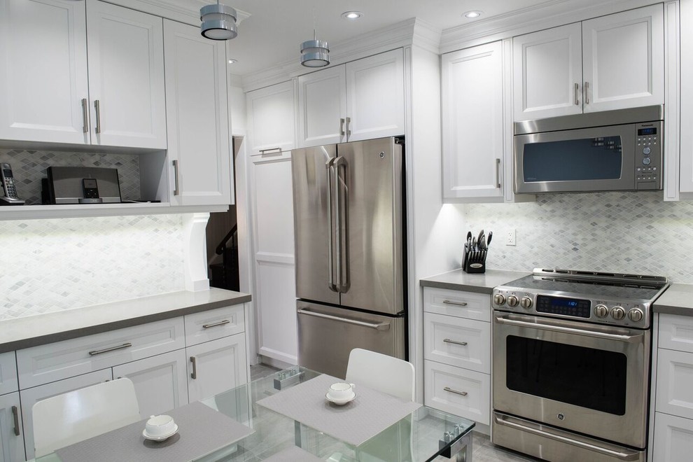 Example of a mid-sized trendy l-shaped ceramic tile open concept kitchen design in Orange County with a double-bowl sink, shaker cabinets, white cabinets, solid surface countertops, gray backsplash, mosaic tile backsplash and stainless steel appliances