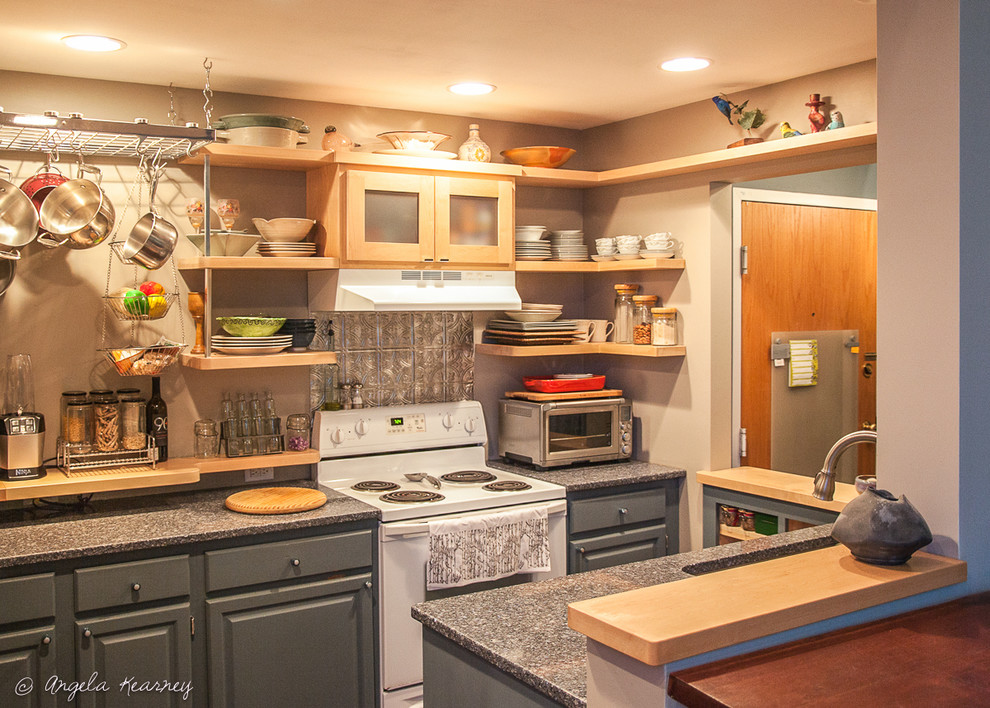 Exempel på ett litet modernt kök, med skåp i ljust trä, stänkskydd i metallkakel, vita vitvaror, en halv köksö, en undermonterad diskho, öppna hyllor, bänkskiva i kvarts, beige stänkskydd och bambugolv