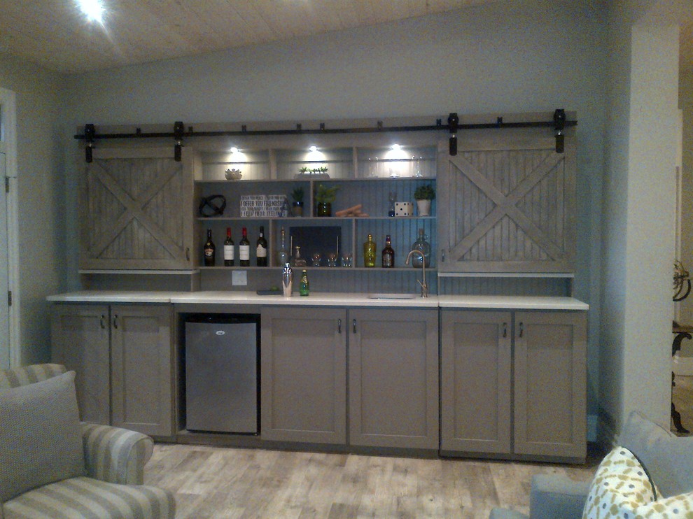 Mountain style home bar photo in Toronto