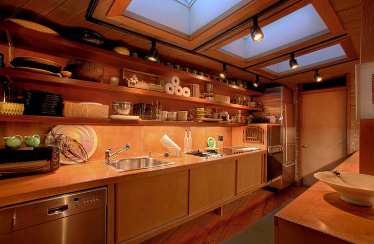 Aménagement d'une petite cuisine américaine parallèle asiatique en bois brun avec un évier posé, un plan de travail en bois, un électroménager en acier inoxydable, un sol en bois brun et une péninsule.