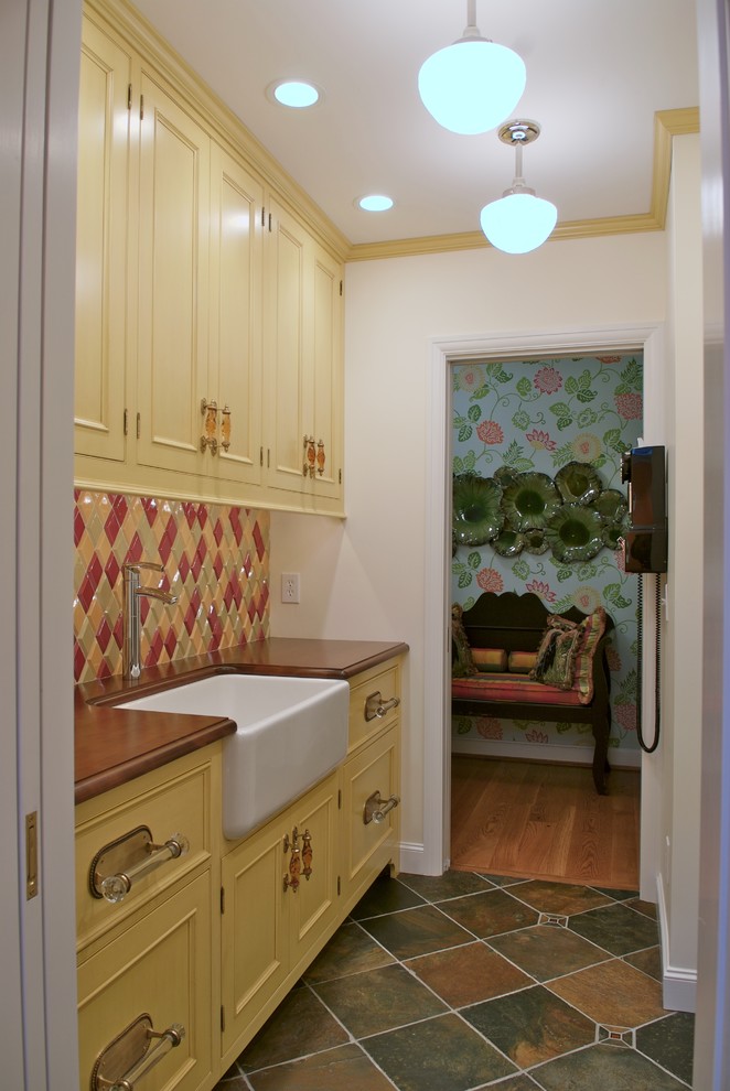Cette image montre une cuisine traditionnelle avec des portes de placard jaunes.