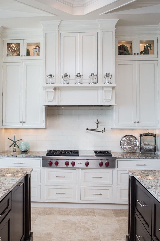 タンパにあるトラディショナルスタイルのおしゃれなキッチン (落し込みパネル扉のキャビネット、白いキッチンパネル) の写真