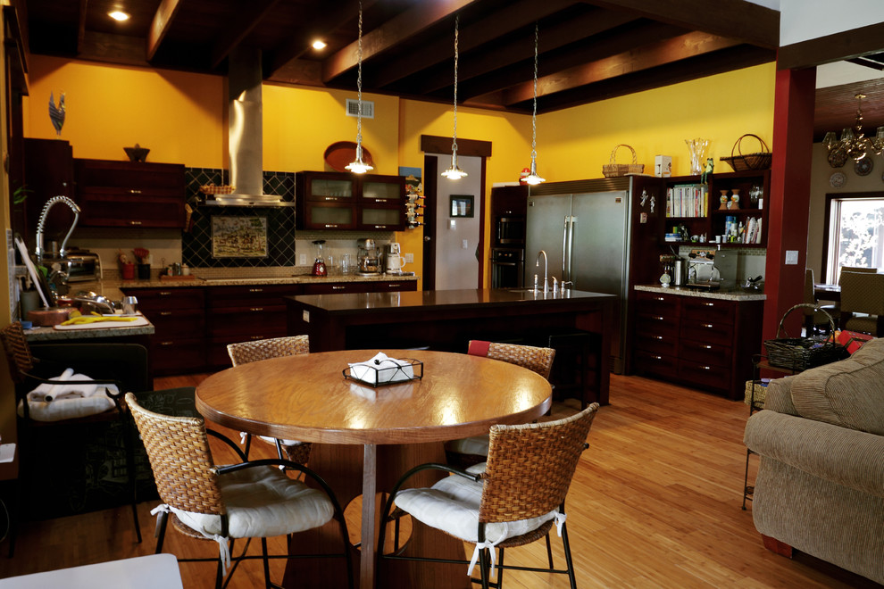 Exempel på ett stort modernt kök, med en dubbel diskho, skåp i mörkt trä, beige stänkskydd, rostfria vitvaror, bambugolv, skåp i shakerstil, granitbänkskiva, stänkskydd i stenkakel, en köksö och brunt golv