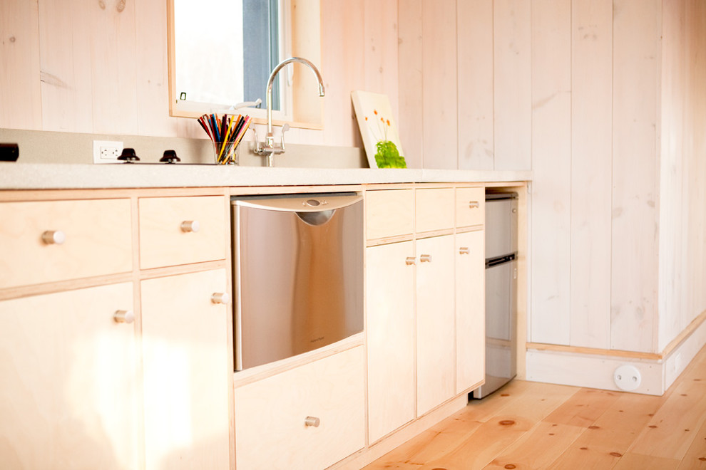 Foto di una piccola cucina contemporanea con ante in legno chiaro, elettrodomestici in acciaio inossidabile, pavimento in legno massello medio, nessuna isola e ante lisce
