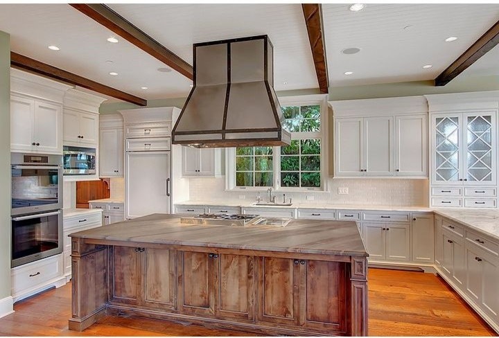 Design ideas for a classic kitchen in Seattle.