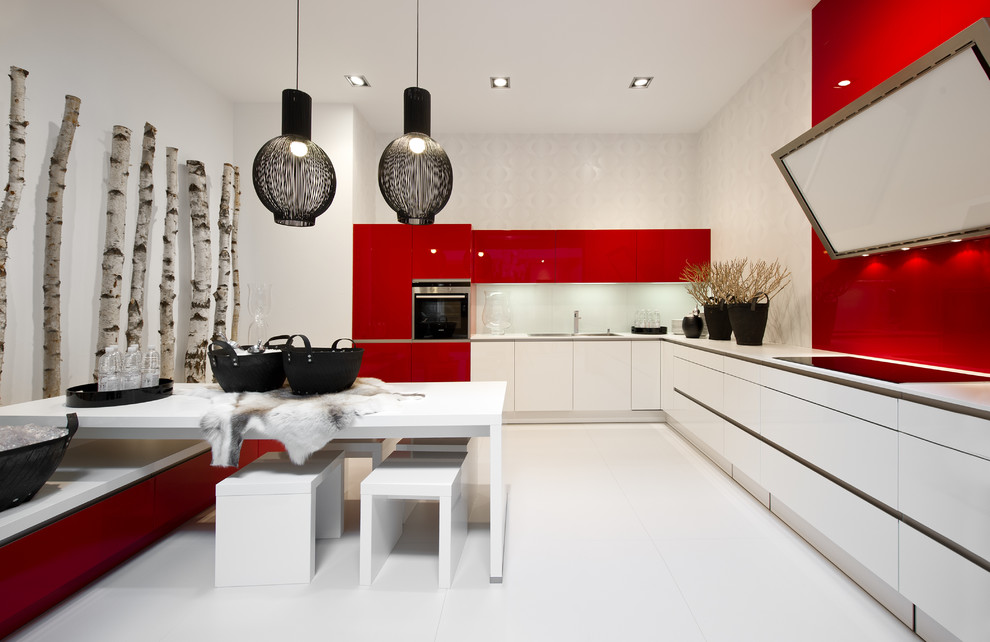 Ejemplo de cocina minimalista con fregadero encastrado, armarios con paneles lisos, puertas de armario rojas y electrodomésticos de acero inoxidable
