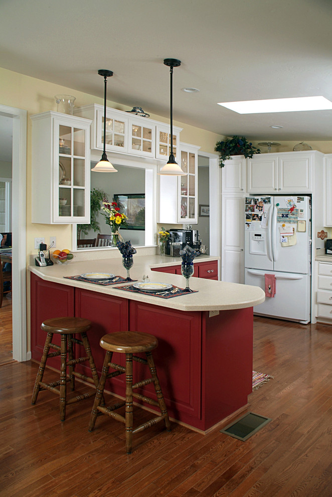 Idee per una cucina classica di medie dimensioni con ante rosse, ante di vetro, top in superficie solida, elettrodomestici bianchi, parquet scuro e nessuna isola