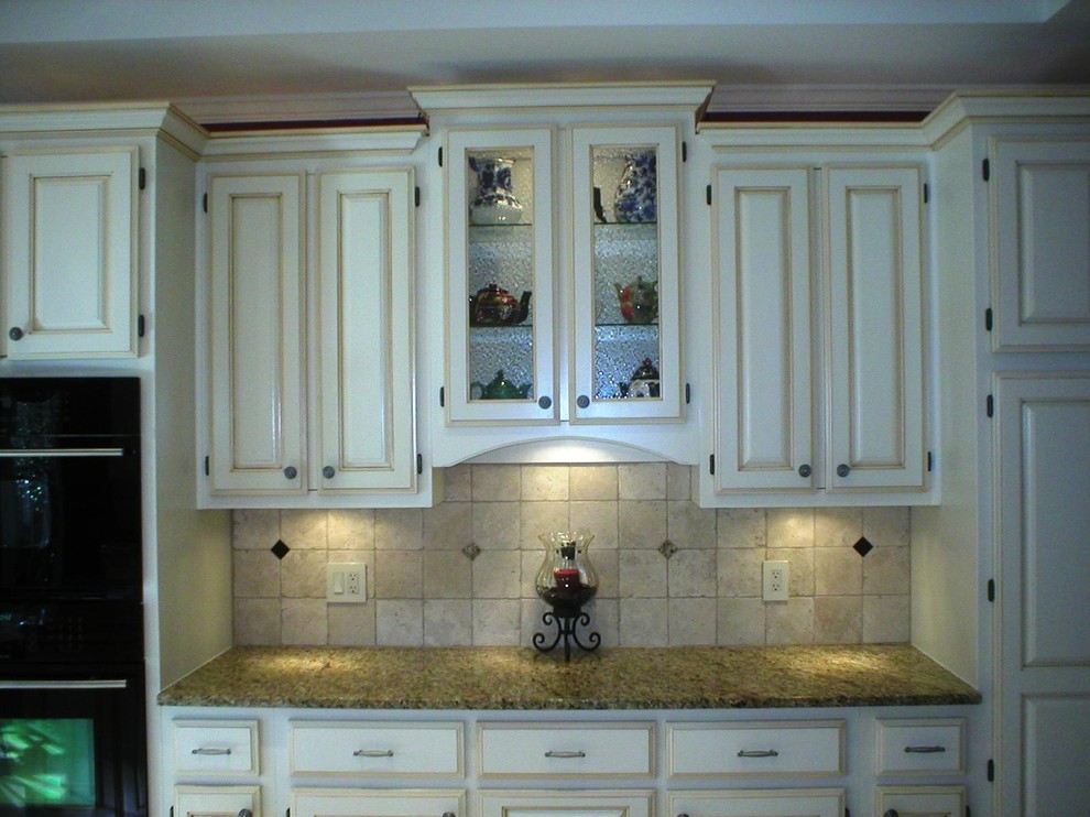 Immagine di una grande cucina chic con lavello da incasso, ante con bugna sagomata, ante bianche, top in granito e elettrodomestici in acciaio inossidabile