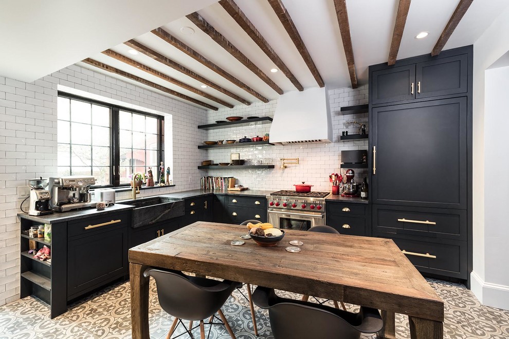 Foto på ett mellanstort lantligt kök, med en rustik diskho, skåp i shakerstil, vitt stänkskydd, stänkskydd i tunnelbanekakel, rostfria vitvaror, cementgolv och brunt golv