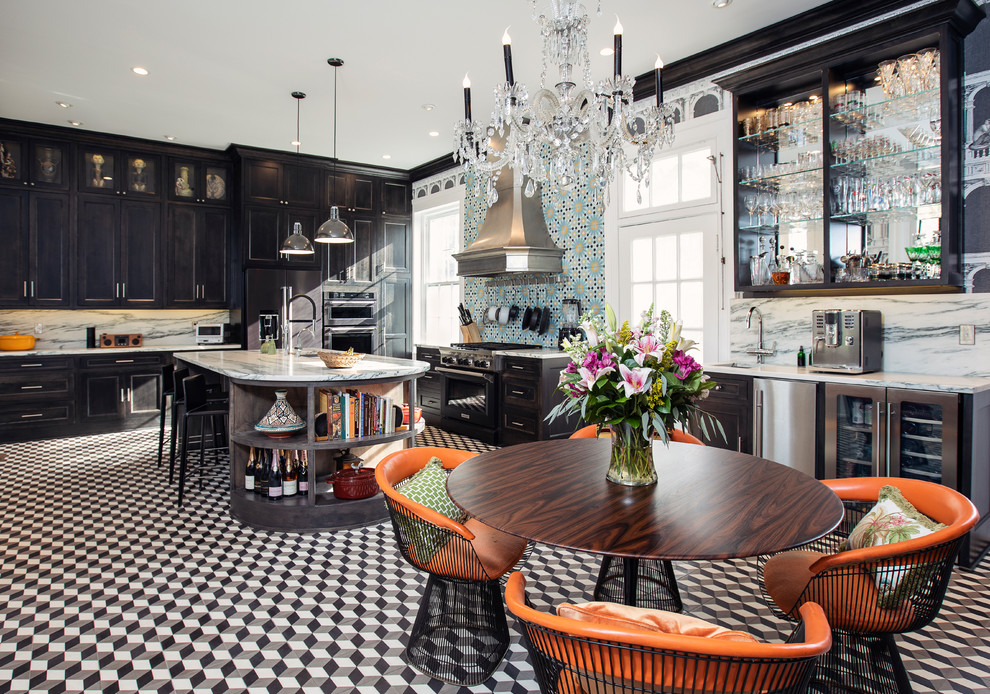 Foto på ett stort eklektiskt turkos kök, med en köksö, en undermonterad diskho, luckor med profilerade fronter, svarta skåp, marmorbänkskiva, stänkskydd i porslinskakel, rostfria vitvaror, marmorgolv, flerfärgat golv och blått stänkskydd