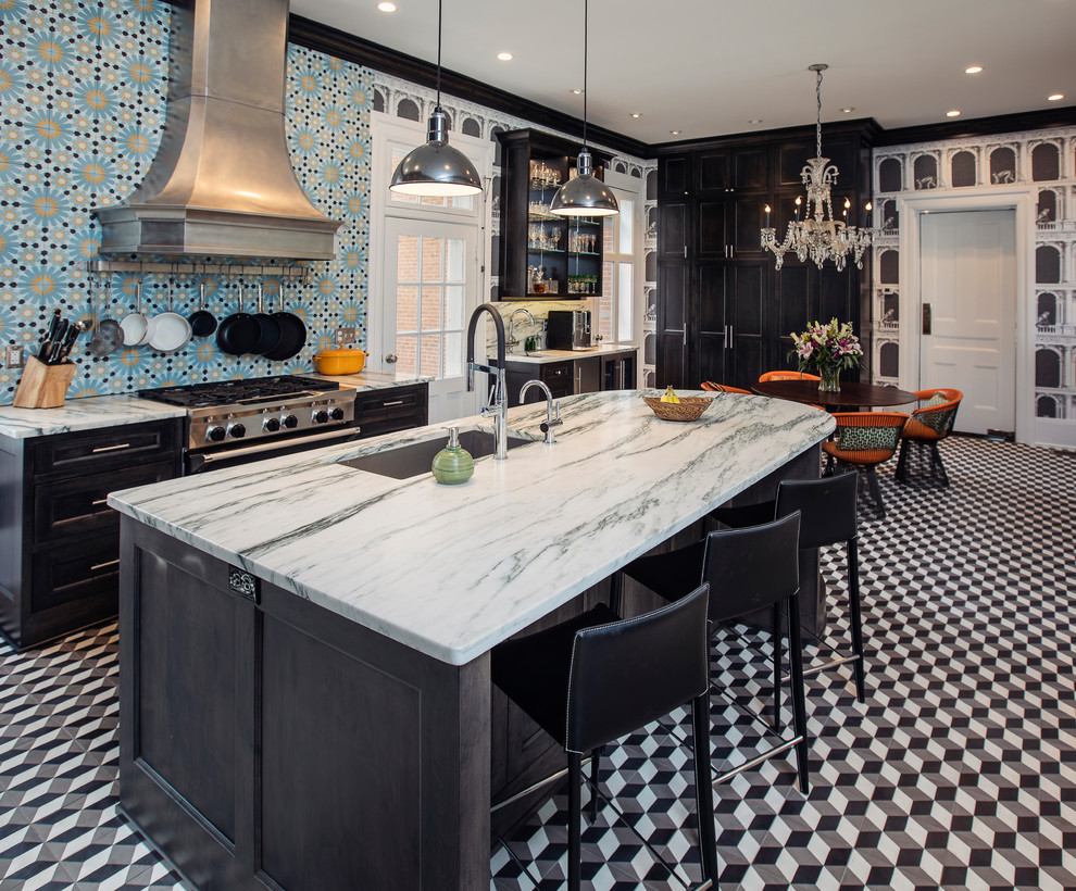 Bild på ett stort eklektiskt turkos turkost kök, med en köksö, en undermonterad diskho, luckor med profilerade fronter, svarta skåp, marmorbänkskiva, stänkskydd i porslinskakel, rostfria vitvaror, marmorgolv, flerfärgat golv och blått stänkskydd