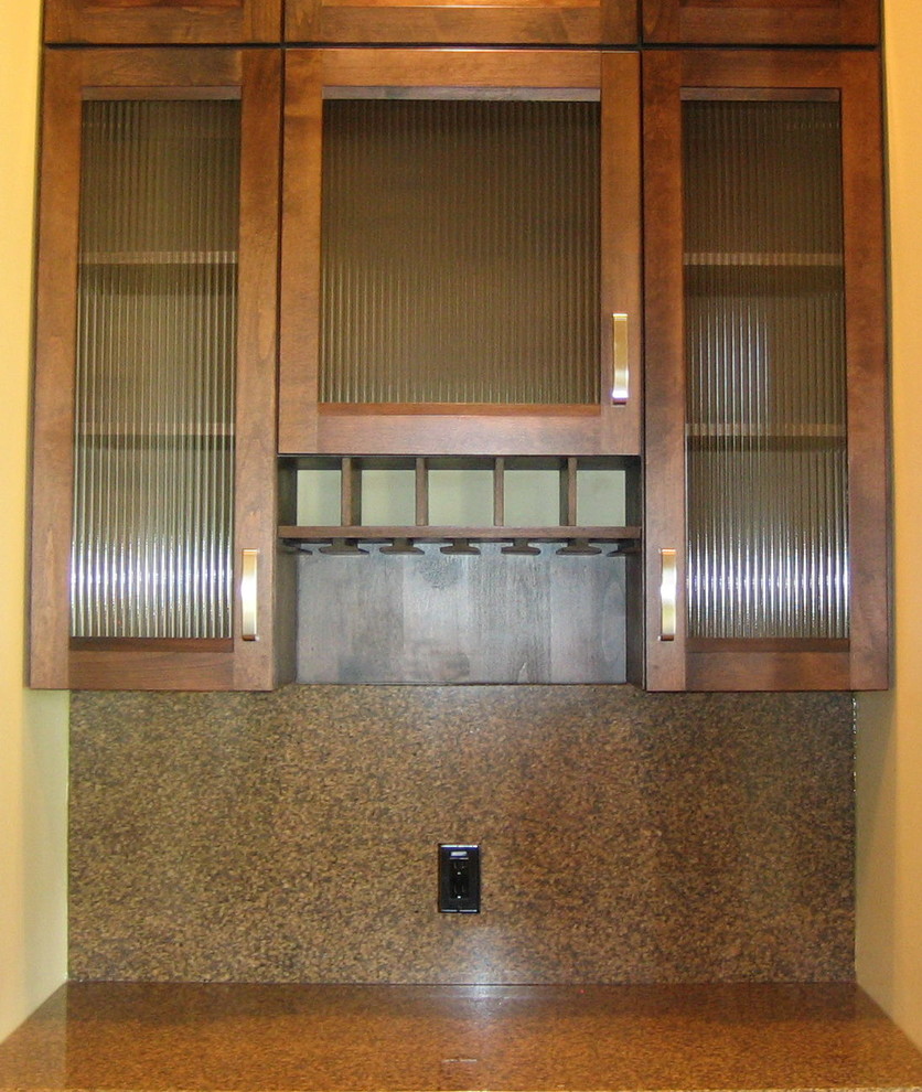 Пример оригинального дизайна: кухня в современном стиле с стеклянными фасадами, темными деревянными фасадами, гранитной столешницей, коричневым фартуком и фартуком из каменной плиты