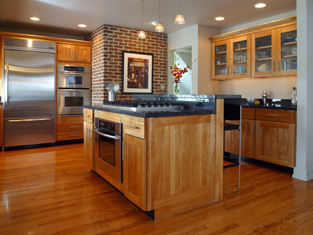 Exempel på ett avskilt, mellanstort industriellt linjärt kök, med skåp i shakerstil, skåp i mörkt trä, bänkskiva i kvarts, rostfria vitvaror, mörkt trägolv, en köksö och brunt golv