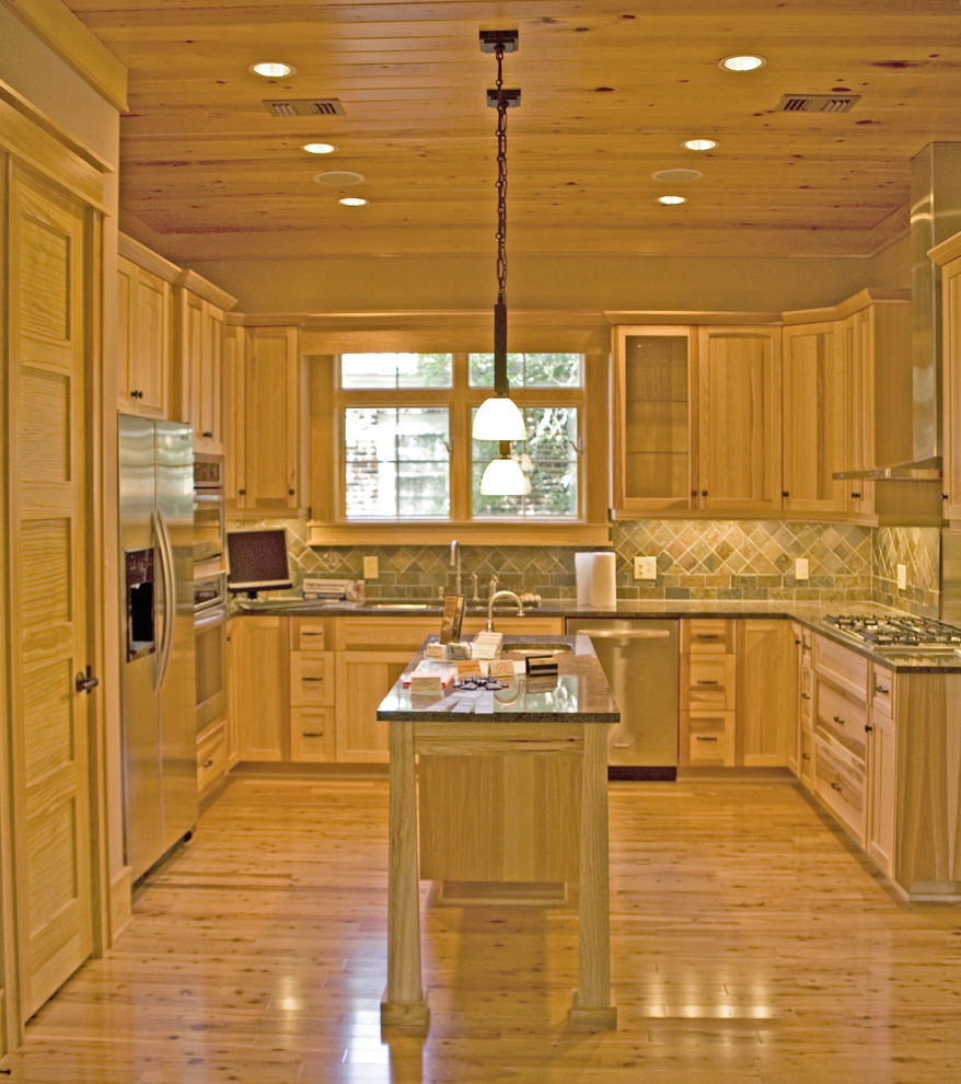 This is an example of a traditional kitchen in Miami.