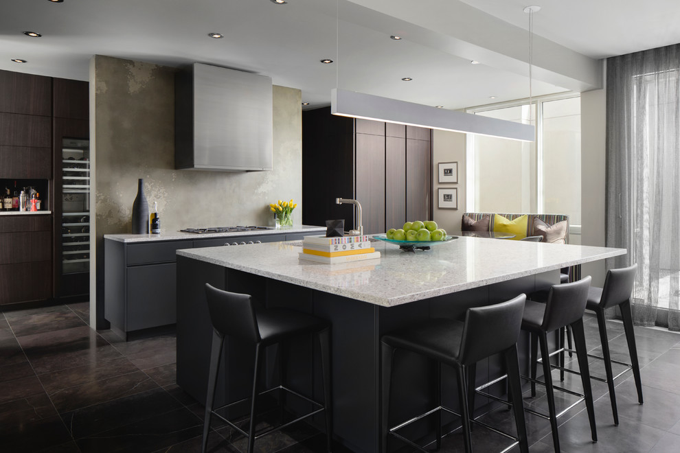 Foto di una cucina design con lavello sottopiano, ante lisce, ante grigie, paraspruzzi beige e elettrodomestici in acciaio inossidabile
