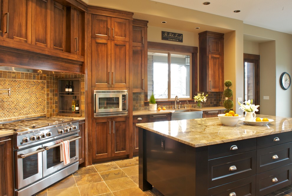 Klassische Küche mit Granit-Arbeitsplatte und Rückwand aus Schiefer in Portland