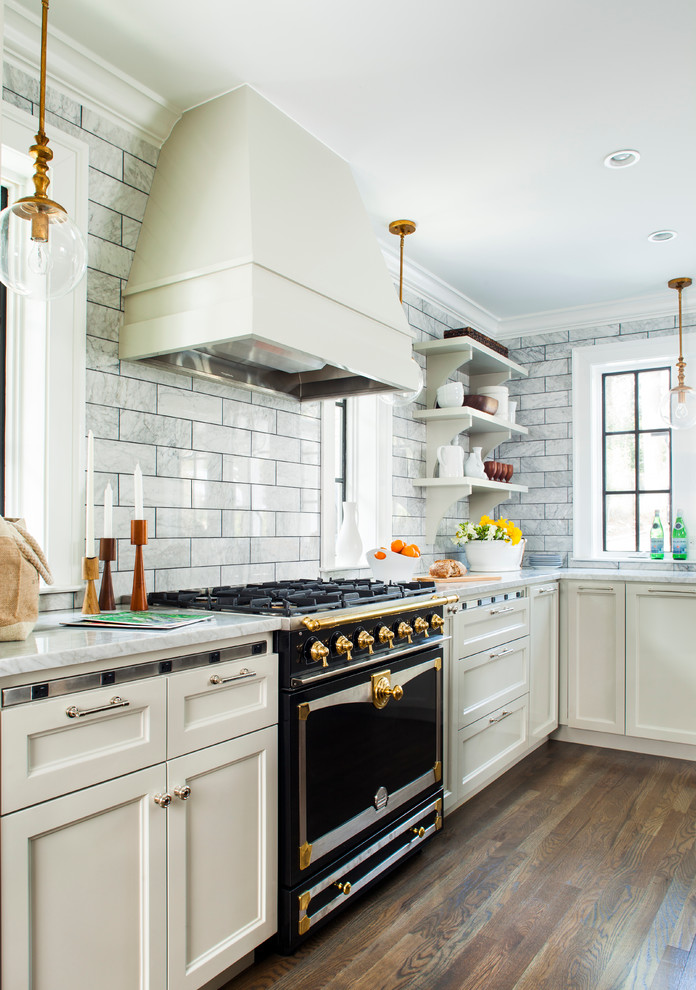 Klassische Küche mit Schrankfronten mit vertiefter Füllung, weißen Schränken, Küchenrückwand in Weiß, schwarzen Elektrogeräten und dunklem Holzboden in Atlanta