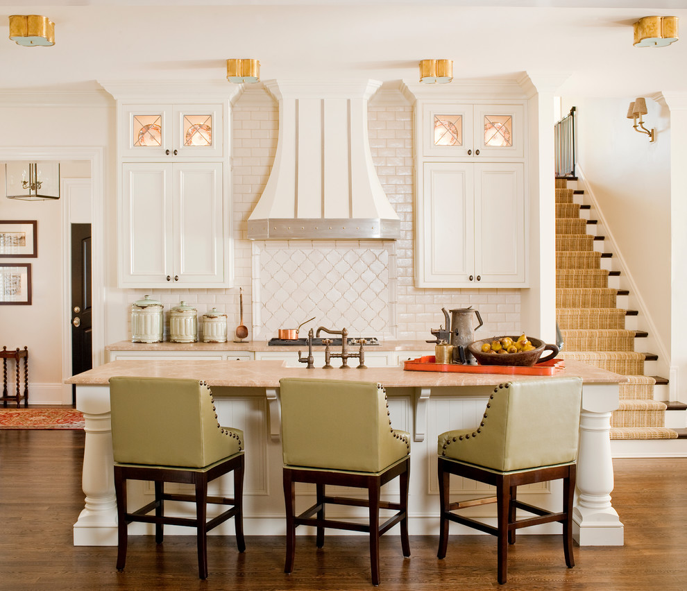 Klassische Küche mit Schrankfronten mit vertiefter Füllung, weißen Schränken, Küchenrückwand in Weiß und Rückwand aus Metrofliesen in Atlanta