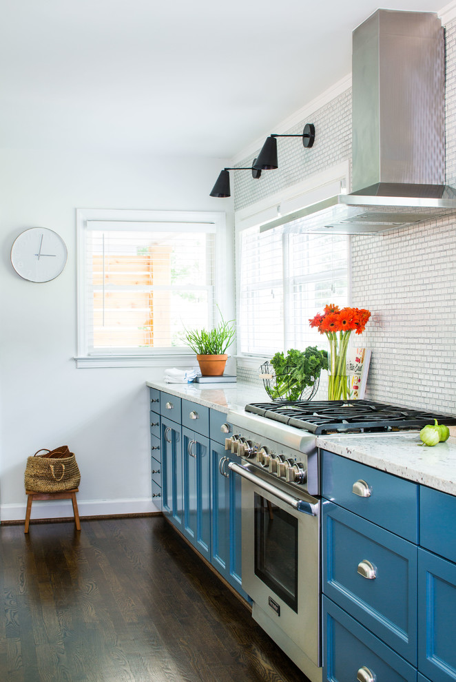 Einzeilige Klassische Küche ohne Insel mit Schrankfronten mit vertiefter Füllung, blauen Schränken, Küchenrückwand in Weiß, Küchengeräten aus Edelstahl und dunklem Holzboden in Atlanta