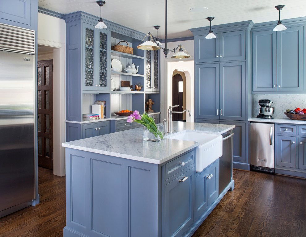 Klassische Küche mit Landhausspüle, Schrankfronten mit vertiefter Füllung, blauen Schränken, Küchenrückwand in Weiß, Küchengeräten aus Edelstahl, dunklem Holzboden und Kücheninsel in Atlanta