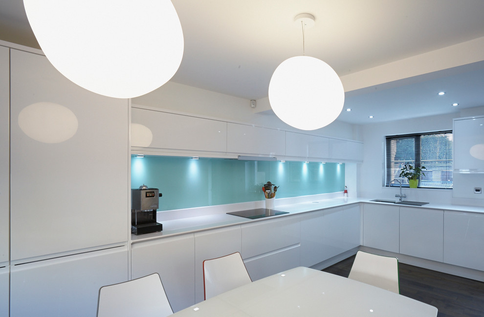 Idee per una grande cucina moderna con ante lisce, ante bianche, paraspruzzi blu, lavello sottopiano, top in superficie solida e parquet scuro