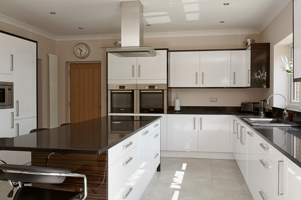 Exempel på ett stort modernt kök, med en nedsänkt diskho, släta luckor, vita skåp, bänkskiva i kvarts, rostfria vitvaror, klinkergolv i keramik och en köksö