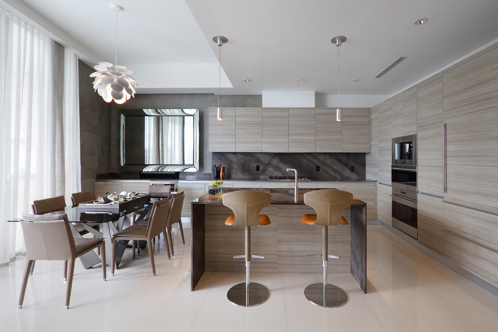 Moderne Wohnküche mit flächenbündigen Schrankfronten, braunen Schränken, Küchenrückwand in Braun, Küchengeräten aus Edelstahl, Kücheninsel und beigem Boden in Miami