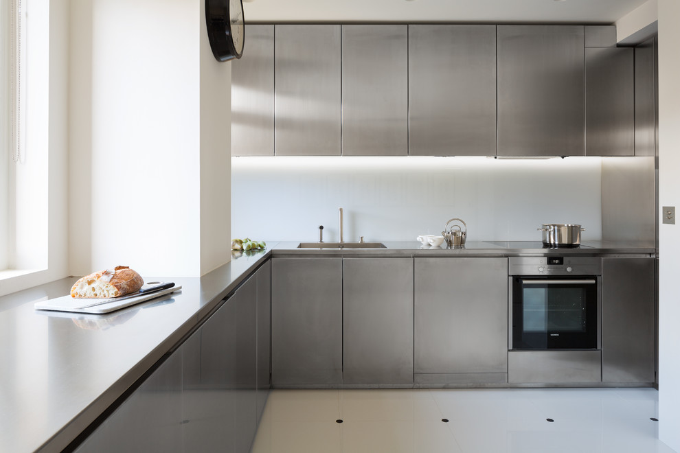 Esempio di una cucina abitabile classica di medie dimensioni con ante in acciaio inossidabile, top in acciaio inossidabile e nessuna isola