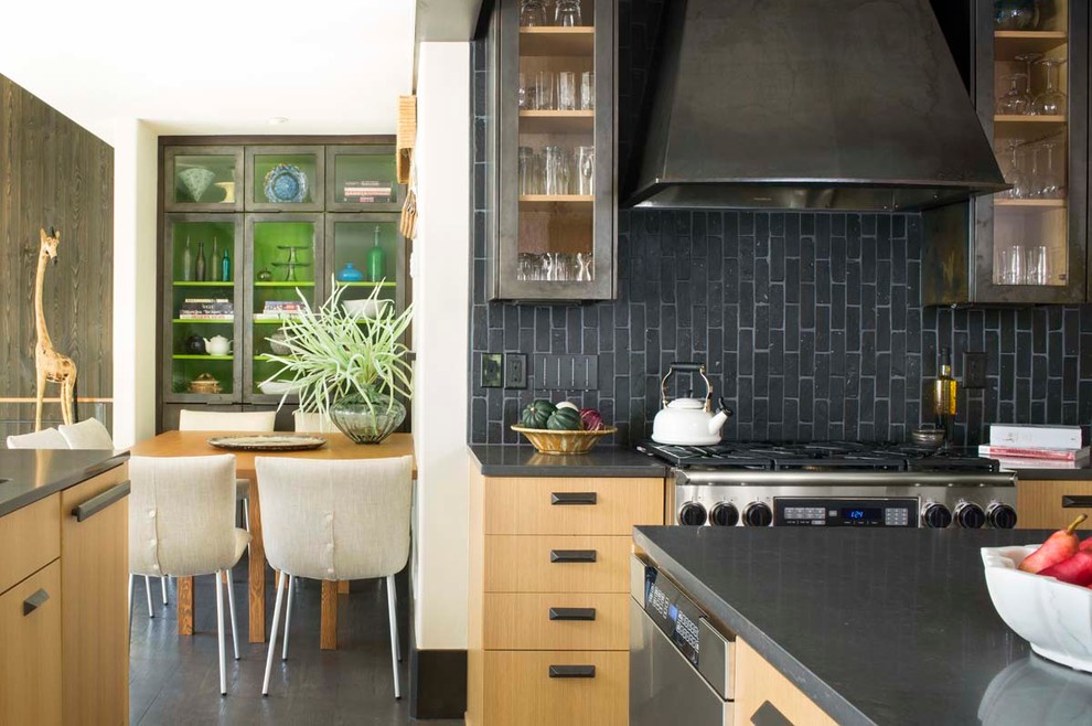 Exempel på ett mellanstort modernt kök, med släta luckor, bänkskiva i kvarts, svart stänkskydd, stänkskydd i stenkakel, rostfria vitvaror, mörkt trägolv, en köksö och skåp i ljust trä